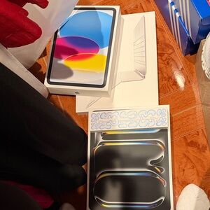 Apple empty boxes, refers to pictures